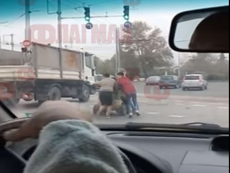 Абсурд на пътя! Роми от Пловдив бутат количка, шофьорите в шок