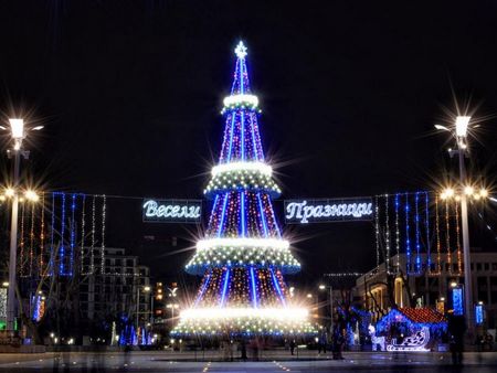 Украса с нова визия ще донесе коледния дух в Бургас, вдигат 18-метровата елха в центъра