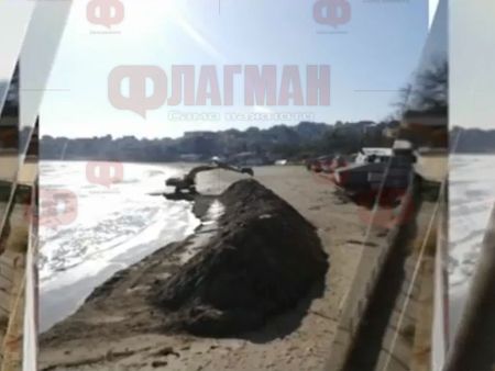 Глобяват концесионера на Централния плаж в Созопол, багерът изземвал пясък от Черно море