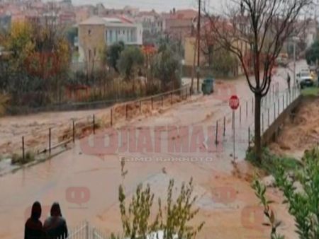Порои в Гърция, реки преливат, затварят пътища