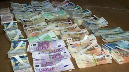 Митничари спипаха контрабандна валута за близо 60 000 лв. в куфар на пътник на МП "Лесово"
