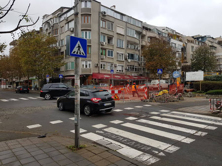 Монтират светофар на възлово кръстовище в центъра на Бургас, ул. „Ген. Гурко“ става двупосочна