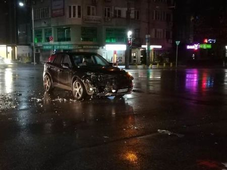 Шофьорка заби Опела си в джипа на Костадин Туджаров пред Билковата аптека в Бургас