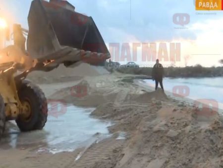 Разкопаха плаж в Равда, изграждат пясъчна дига