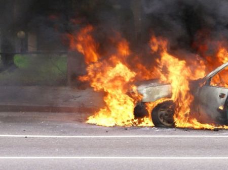 Автомобил избухна в пламъци на плевенски булевард