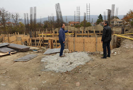 Строителството на многофункционалните сгради в селата Баня и Оризаре напредва