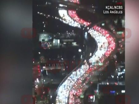 Реки от светлина изпълват магистрала край Лос Анджелис