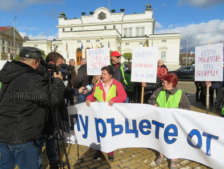 Граждани подкрепиха Валери Симеонов на митинг пред парламента (снимки)