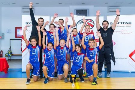 Блестящо представяне на отбора по мини волейбол на СУ "Любен Каравелов"