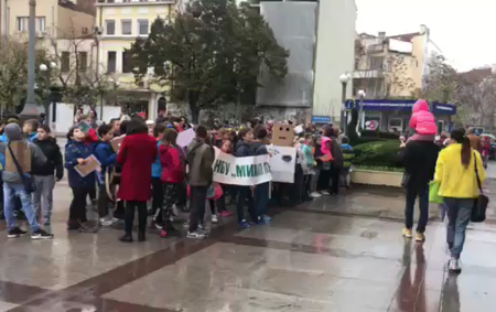 Близо 500 ученици шестваха в Бургас с призив за опазване на околната среда