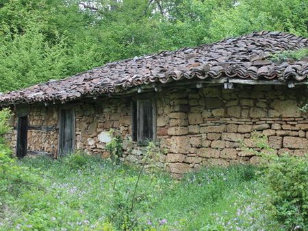 Легендата за пещерата под параклис Св. Троица в Странджа