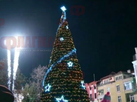 Запалиха елхите в Пловдив и Русе
