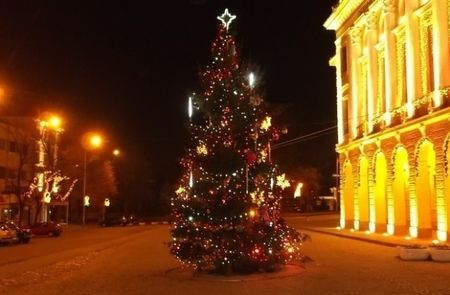 Светлините на коледната елха пред сградата на Община Сливен ще бъдат запалени на Никулден