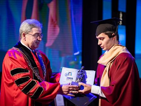 Гордост! Бургазлия завърши с отличие Медицинския университет във Варна, удостоиха го със „Златен хипократ“