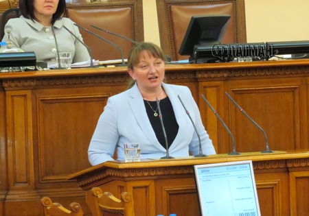 Как Деница Сачева стана министър въпреки липсата на парламентарно мнозинство "за" нея