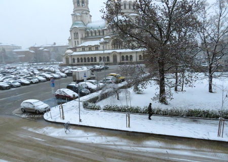 Първият сняг в столицата пристигна с бръснещ вятър