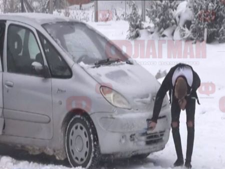 Спират тирове заради снега, пътищата заледени