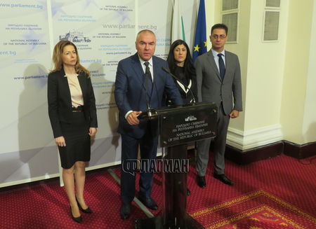 Ден след като я направи министър: Марешки поиска оставката на Сачева