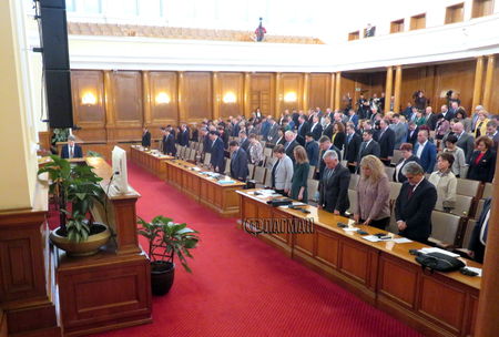 Народното събрание на крака заради смъртта на Стоянка Мутафова