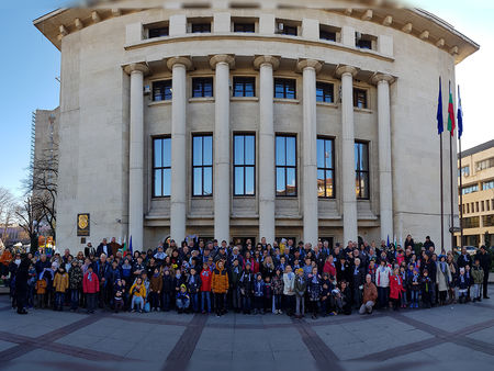 Никулден традиционно събра стотици именици за обща снимка в центъра на Бургас