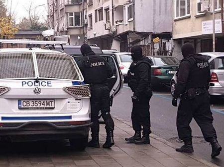 Полиция щурмува апартамент в центъра, изкараха с белезници 44-годишен бургазлия