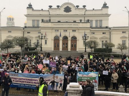 Камбаните на "Св. Неделя" в София биха в подкрепа на родителския протест