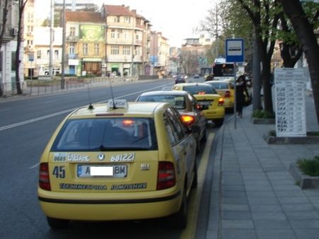Таксиметровите шофьори в Бургас със седем искания към Общината – от химически тоалетни до строг контрол над копърките