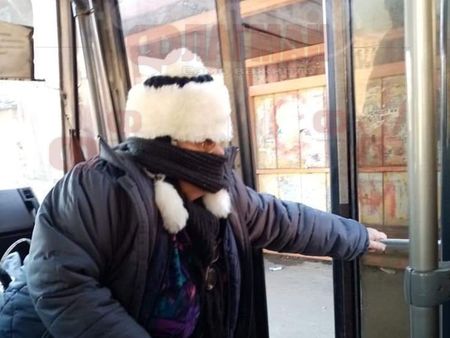 Служителите от градския транспорт в Карнобат екипирани за сибирски студ