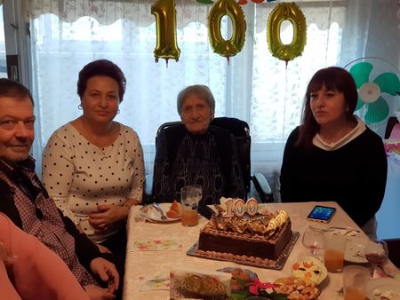 Баба Руса от Бургас навърши 100 години и предупреди: Не оставайте сами – ще загубите себе си!