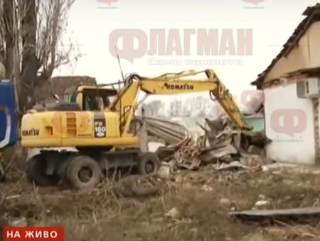 Багери влязоха в Арман махала в Пловдив, събарят незаконни постройки