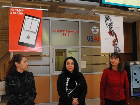 Студентски плакати информират как да се предпазим от алоизмамниците