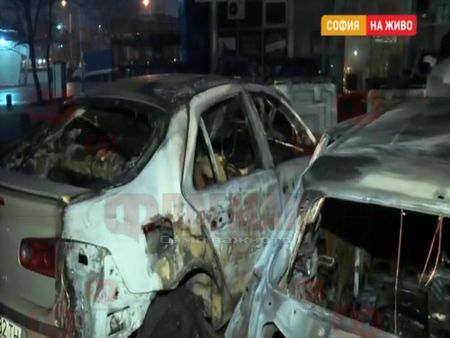 Пожар унищожи три автомобила в София
