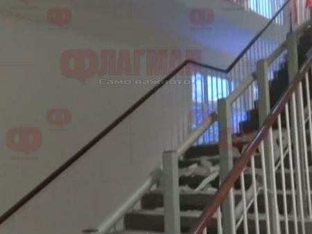 Паника в училище, над 500 деца евакуирани след пропадане на стълбище