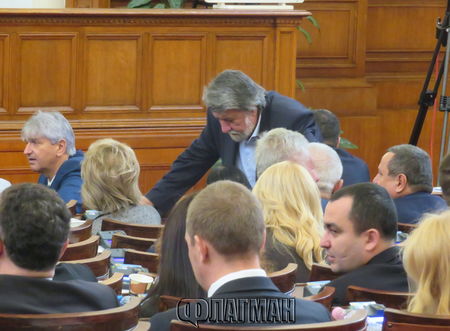 7 се противопоставиха на оставката на бургаския депутат Саватева