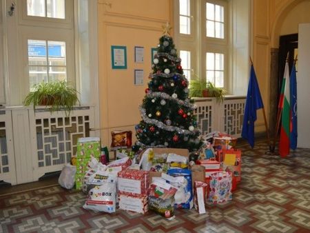 Кампанията „Елха на доброто“ в Бургас събира подаръци за деца в риск