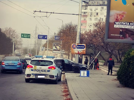 Кола се заби в електрически стълб до спирка във Варна