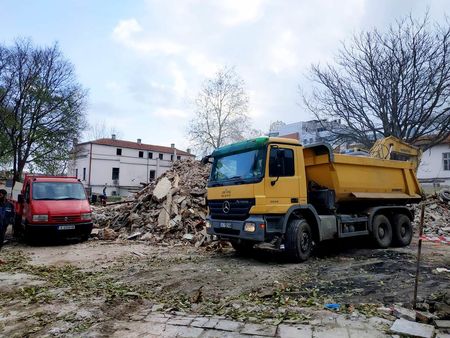 Съборени са само опасните сгради зад книжарница „Хеликон“ в Бургас, ще има паркинг