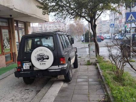 Нагъл шофьор окупира с джипа си тротоар в бургаския ж. к. "Лазур"