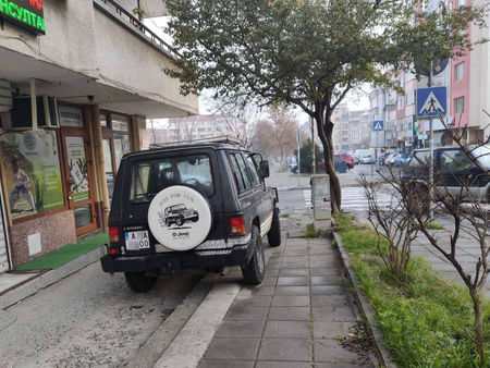 Нагъл шофьор ежедневно паркира джипа си на тротора на ул. „Копривщица“ в Бургас