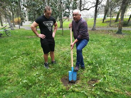 Кметът Георги Димитров и Добата засаждат дръвчета в Карнобат