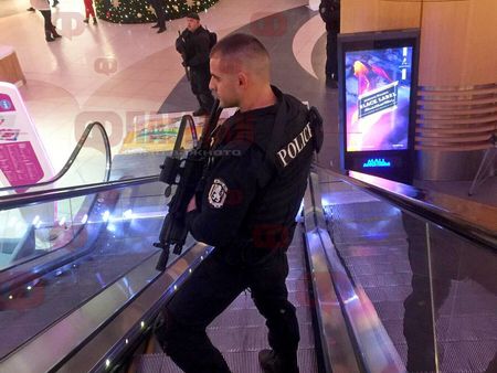 Само във Флагман.бг: Ченгета с автомати нахлуха в бургаски мол