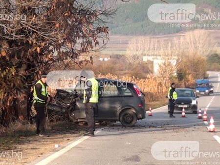 Зловещи снимки от адски сблъсък с труп край Пловдив