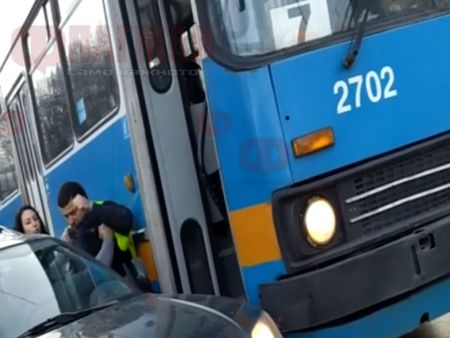 Гневен шофьор слезе от тролейбус и размаха юмруци, наказват го