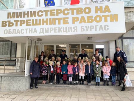 Коледарчета от ДГ "Раковина" посетиха Областната дирекция на МВР в Бургас