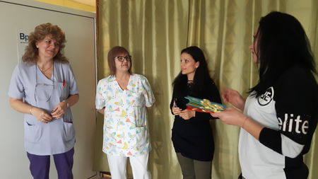 Децата от ДГ "Радост" в Крайморие записаха коледен поздрав за лекари и пациенти на УМБАЛ-Бургас