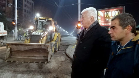 Здравко Димитров-Зико ръководи среднощна акция по асфалтирането на ключово кръстовище