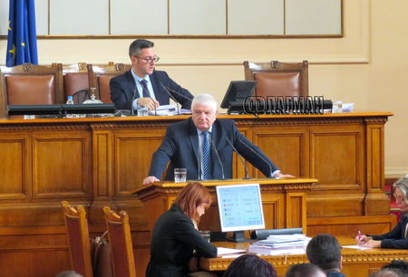 Петър Кънев празнува рожден ден на трибуната на парламента
