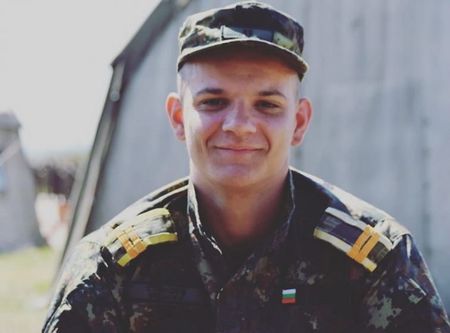 За пример! Военен спаси ранена жена 5 минути преди колата ѝ да пламне