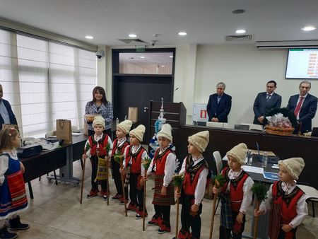 Коледарчета откриха днешната сесия на ОбС-Бургас