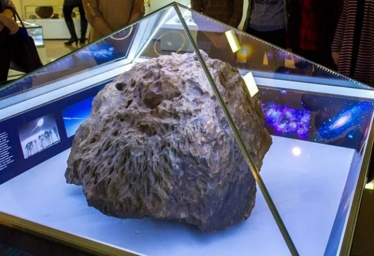 Шок: Фрагмент на Челябинския метеорит сам повдигна купола, с който е захлупен